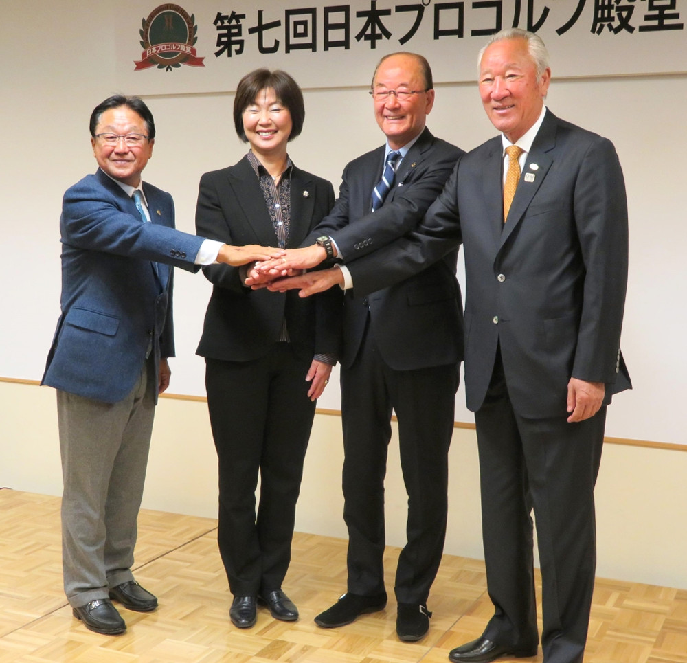 都内で２３日、第７回日本プロゴルフ殿堂入り顕彰者を発表した（左から）倉本昌弘、小林浩美、松井功、青木功