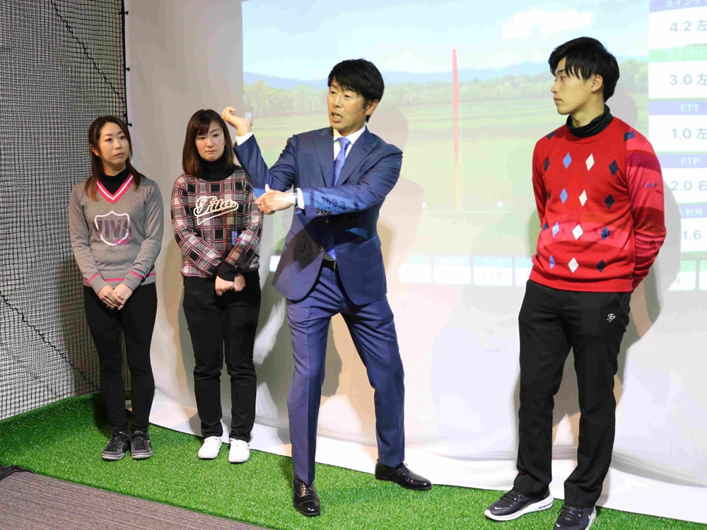 「エースゴルフクラブ赤坂」をグラウンドオープンした石井忍（右から２人目）