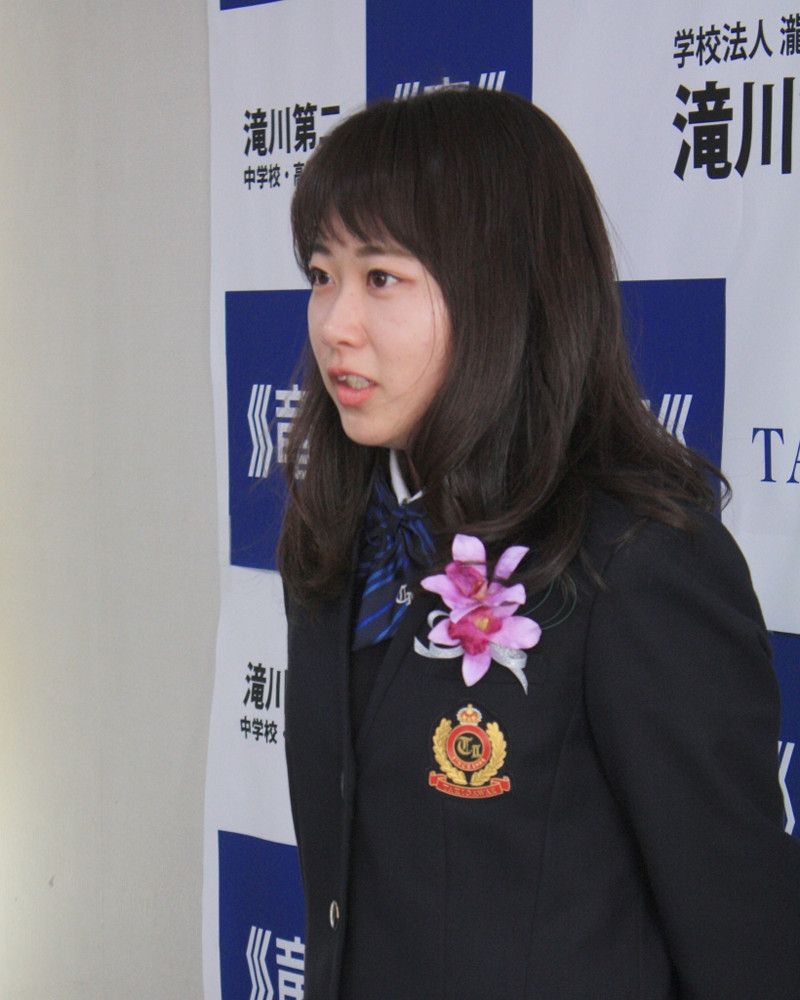 滝川二高の卒業式に出席し、涙を浮かべる女子ゴルフの安田祐香