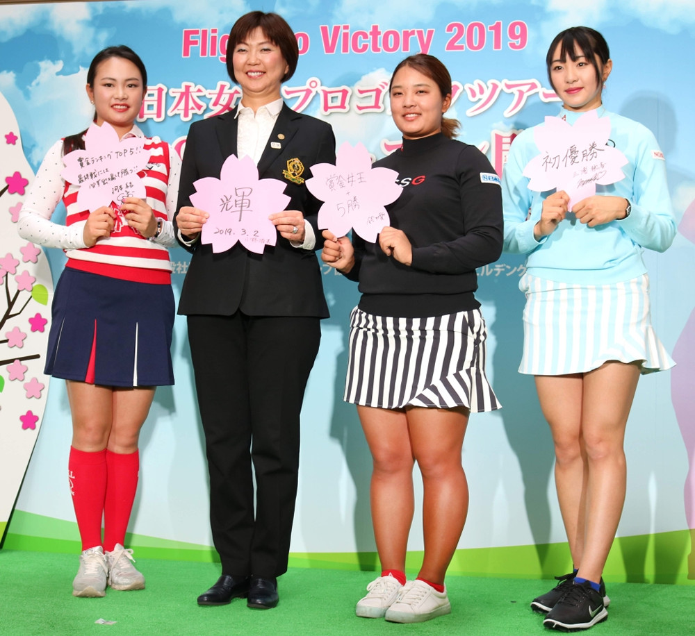 ＬＰＧＡ開幕イベントに出席した（左から）河本結（２０）、小林浩美会長（５６）、鈴木愛（２４）、三浦桃香（２０）