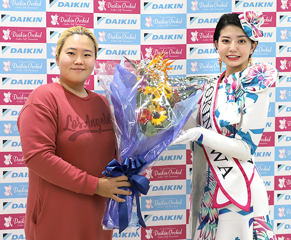 那覇空港内で歓迎イベントに出席したアン・ソンジュ（左）