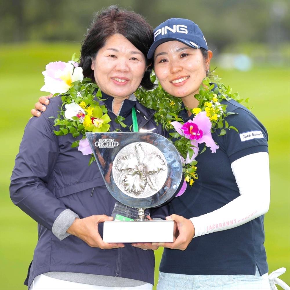 母・彰子さん（左）と優勝トロフィーを持つ比嘉（カメラ・宮崎　亮太）