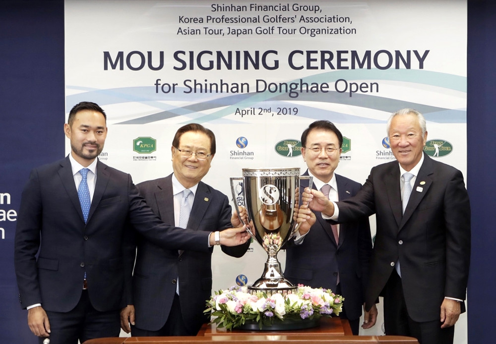 韓国内でアジアンツアー、韓国ツアーとの共催大会の調印式に出席した日本ゴルフツアー機構の青木功会長（右端）＝ＪＧＴＯ提供
