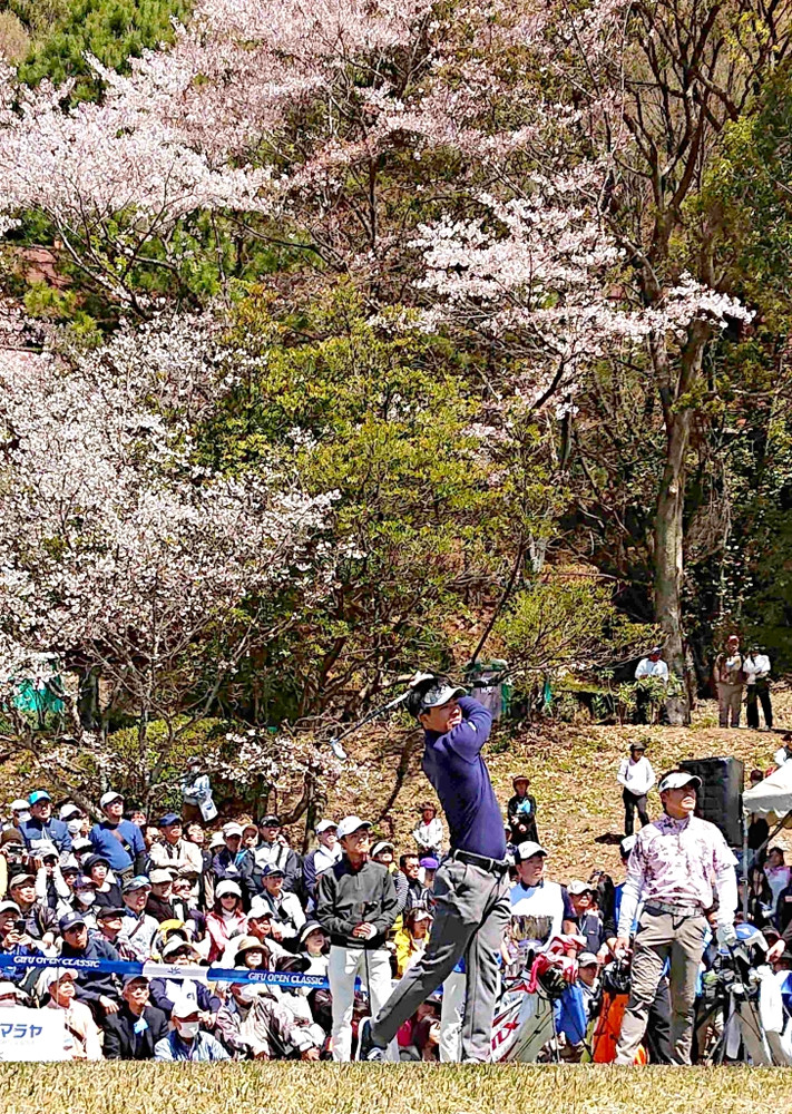 岐阜オープンの１番ホールをスタートした石川遼