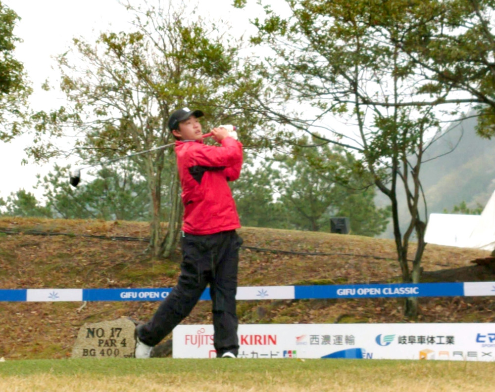 岐阜オープンで優勝争いするアマチュアの織田信亮。織田信長のゆかりの地、岐阜でプロを相手に大健闘だ