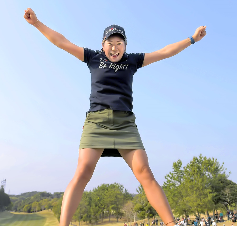 ヤマハレディース葛城で逆転優勝し、青空をバックに大の字ジャンプで喜んだ成田美寿々は、