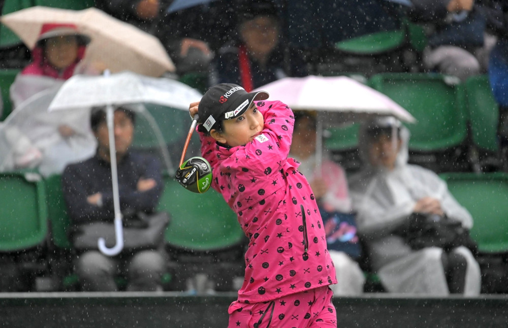 雨の中、１番ティーショットを放つ笠りつ子　