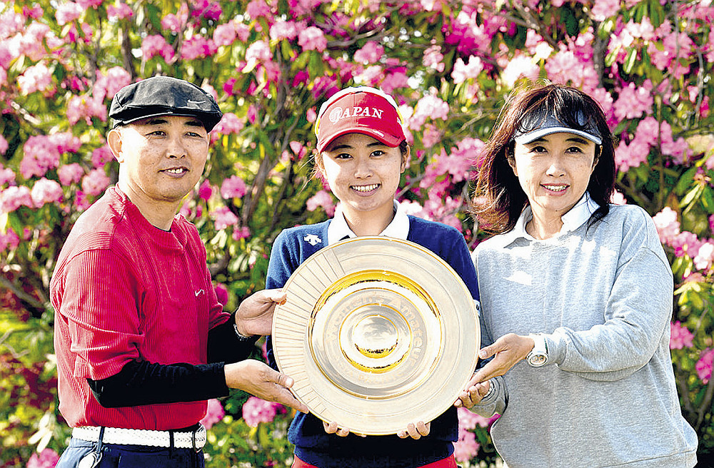 父・光祐さん、母・美香さんと一緒に記念撮影（ＷＡＡＰ提供）