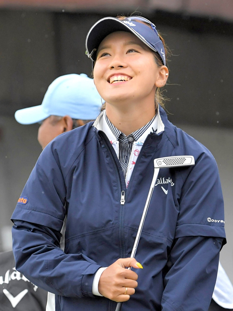 笑顔でラウンドする藤田光里（カメラ・今西　淳）