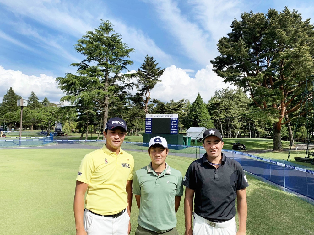 ６日、千葉県内で国内男子ゴルフのアジアパシフィック・ダイヤモンドカップの主催者推薦選考会を突破した（左から）永野竜太郎、浅地洋佑、小斉平優和（ＤＳＥ提供）
