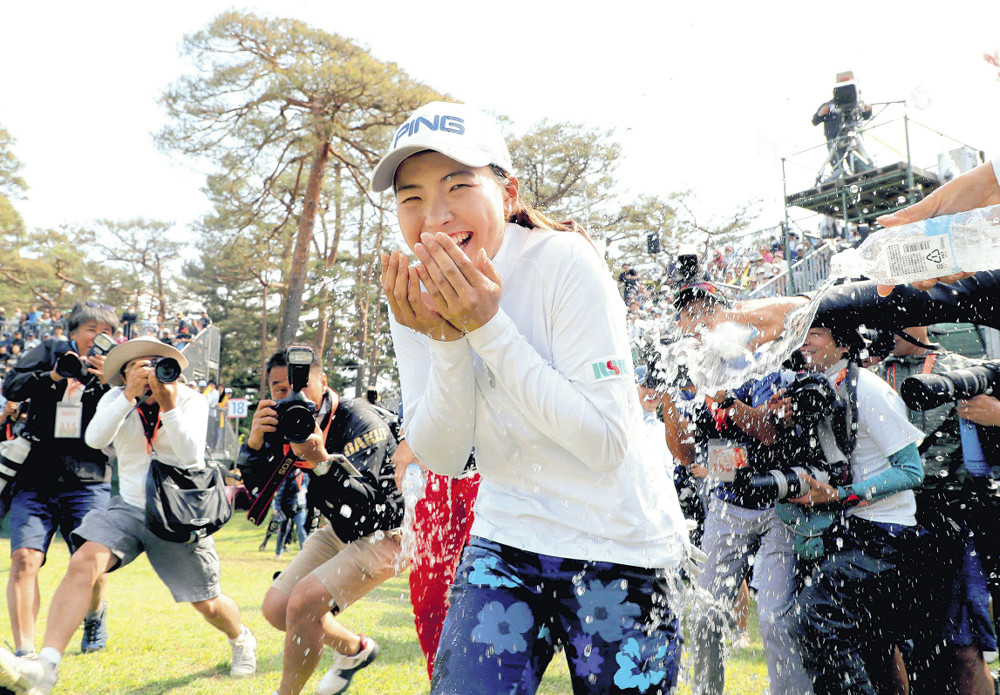 ツアー初優勝で、仲間たちから水を掛けられ祝福される渋野日向子（カメラ・相川　和寛）
