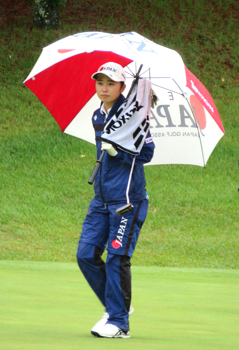 雨の中、愛媛・エリエールＧＣ松山での日本女子アマ第３ラウンドを回った安田祐香