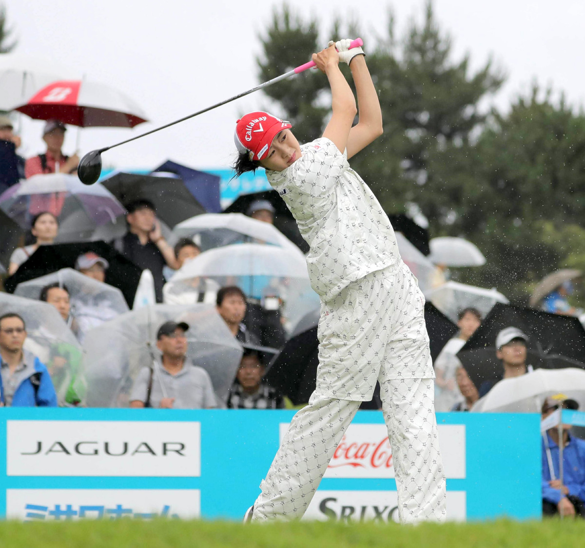 雨の中、１番のティーショットを放つ三浦桃香（カメラ・中島　傑）