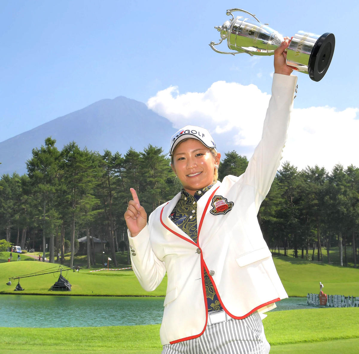 逆転で今季２勝目を挙げた成田美寿々は、夏の富士山をバックに優勝トロフィーを突き上げた