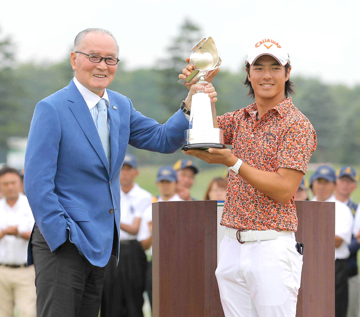 １４年大会で長嶋茂雄大会名誉会長から優勝トロフィーを贈られ笑顔の石川遼