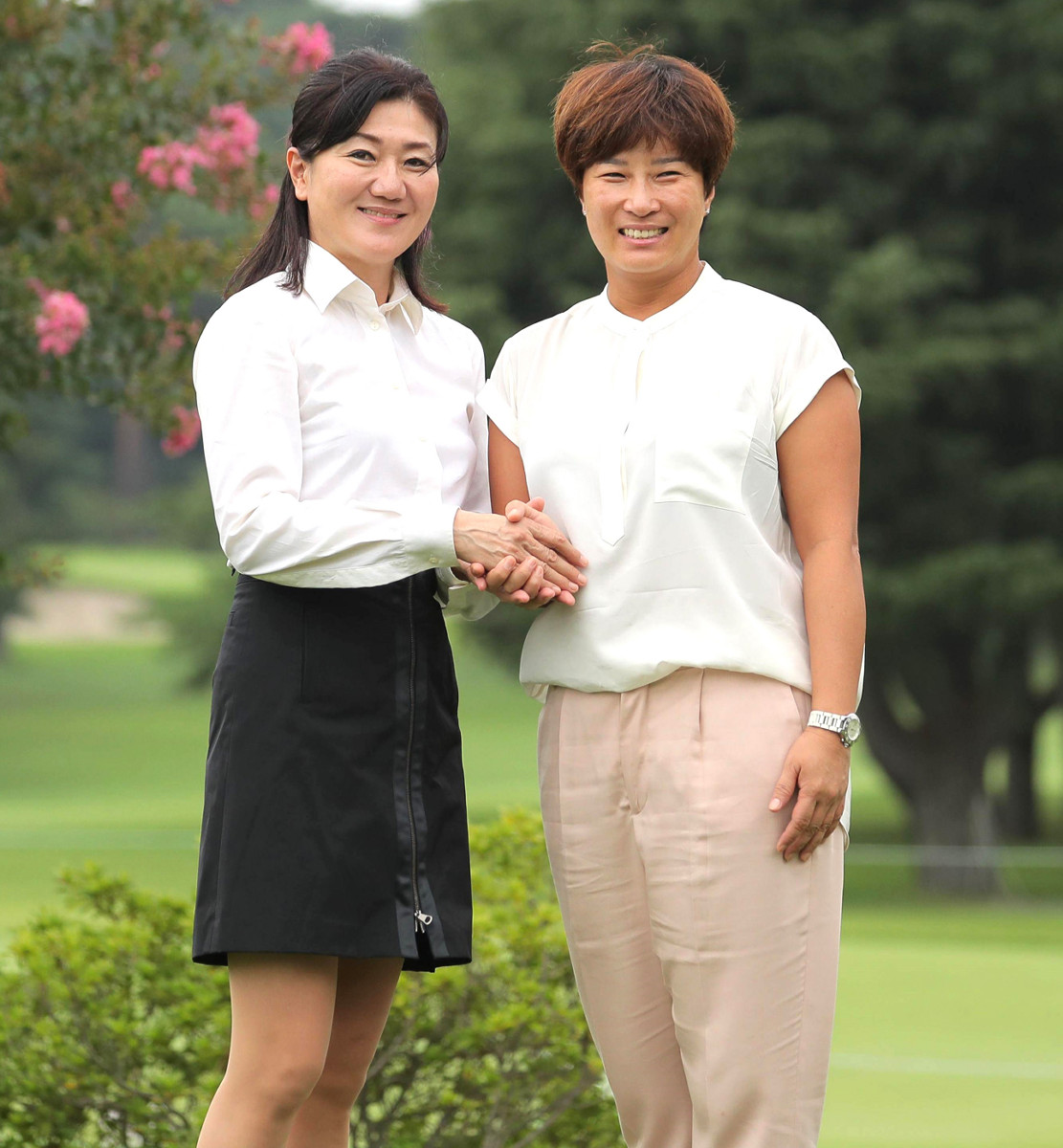 表女子コーチの服部道子氏（左）と東京五輪ゴルフ韓国代表女子チームリーダーの朴セリ氏