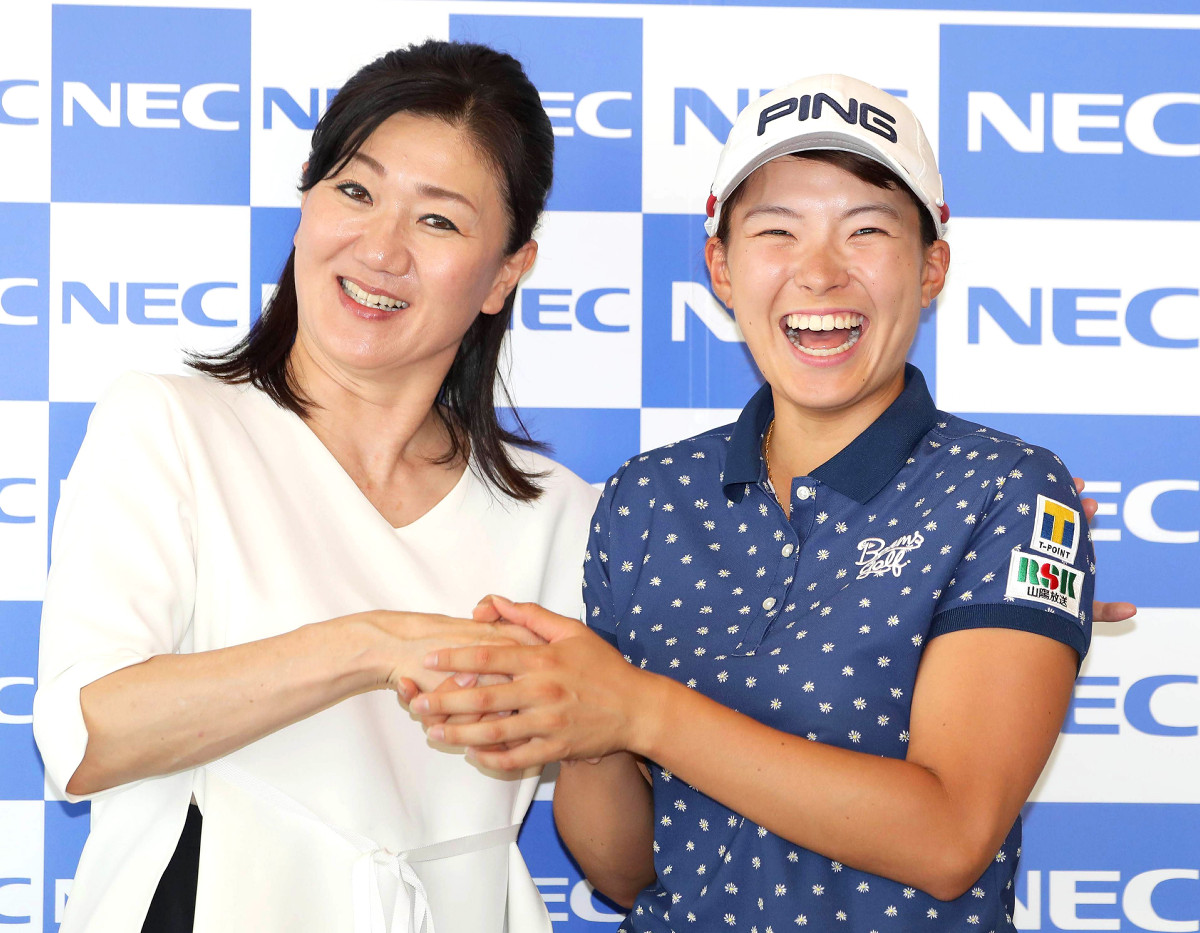 ホールアウト後、東京五輪日本代表女子担当コーチの服部道子氏（左）と握手する渋野