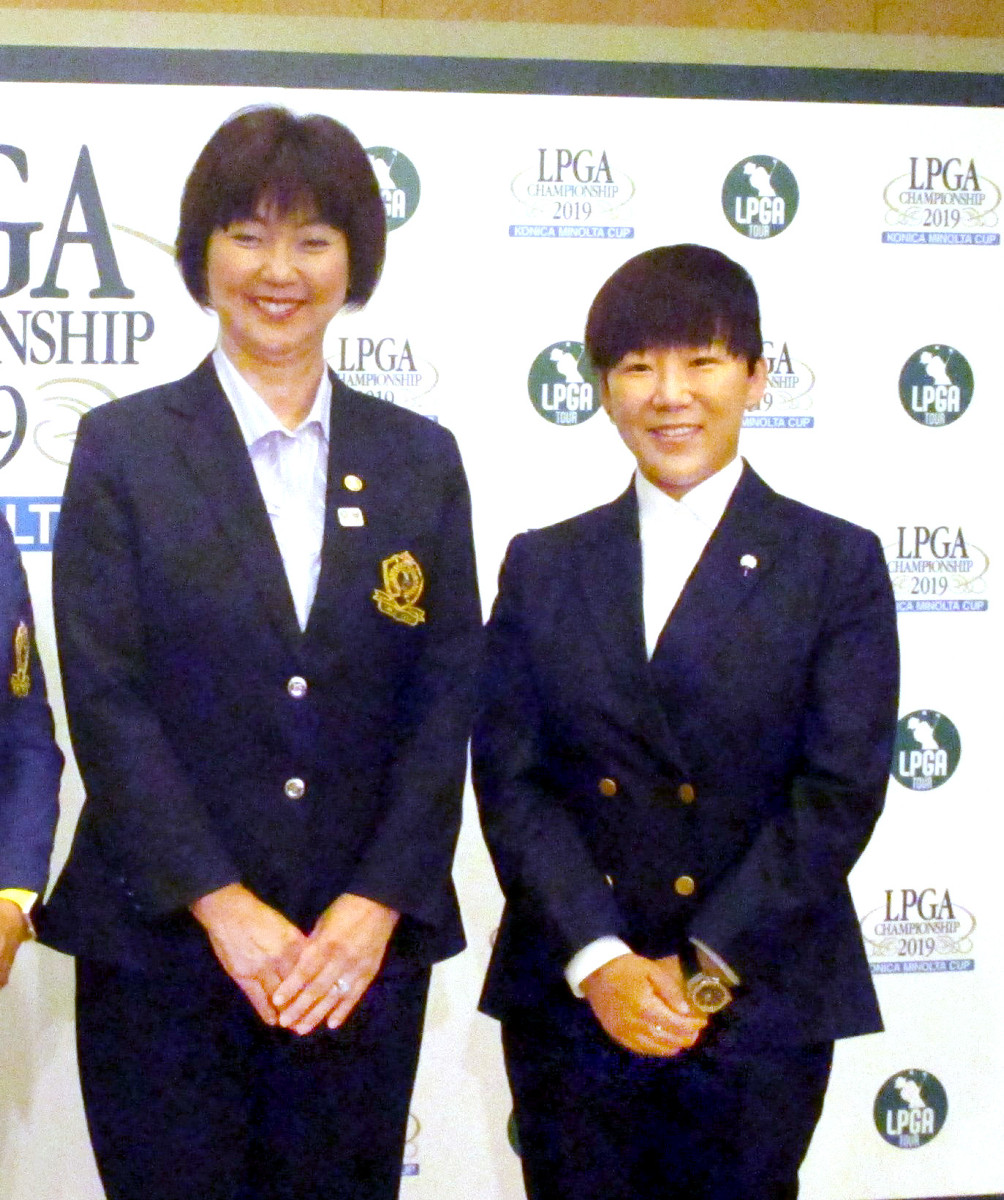 日本女子プロゴルフ協会・小林浩美会長（左）と日本女子プロ選手権コニカミノルタ杯の昨年覇者・申ジエ