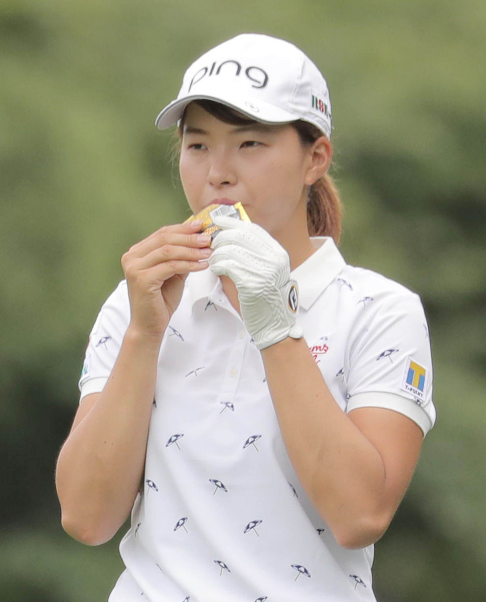 １６番、ショットの合間にチョコレート菓子を食べる渋野日向子（カメラ・関口　俊明）