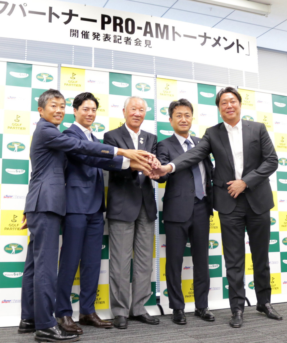 ゴルフパートナープロアマトーナメント」開催発表記者会見に出席した（左２人目から）石川遼選手会長、日本ゴルフツアー機構の青木功会長（都内で）