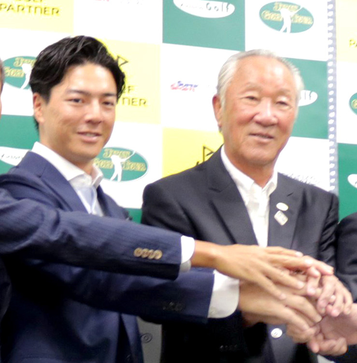会見に出席した石川選手会長（左）と青木会長