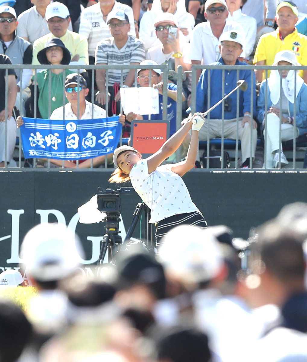 １番、ティーショットを放つ渋野日向子（カメラ・渡辺　了文）