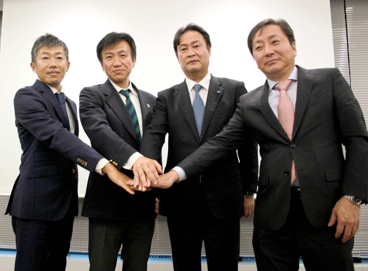 発表会を行った（左から）ゴルフパートナー・川崎営業推進本部長、日本高等学校ゴルフ連盟・井上理事長、ＰＧＭ・田中社長、ＧＯＬＦＺＯＮ・今野社長