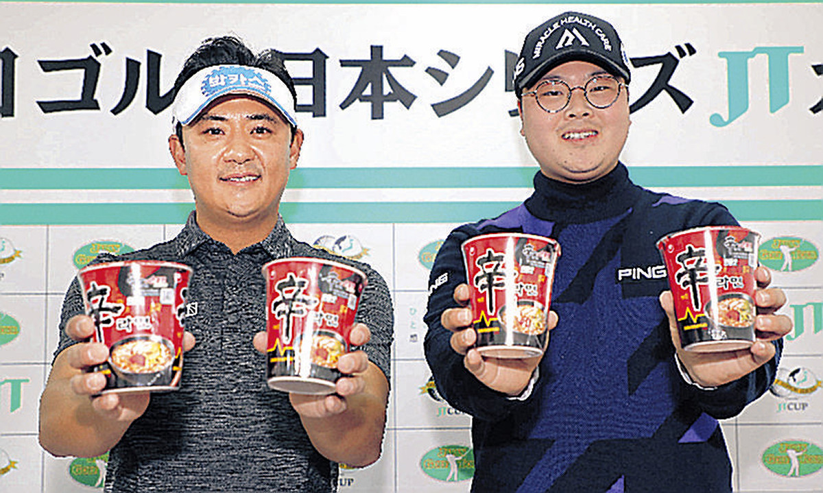 選手や報道陣に「辛ラーメン」を差し入れした朴相賢（左）と黄重坤