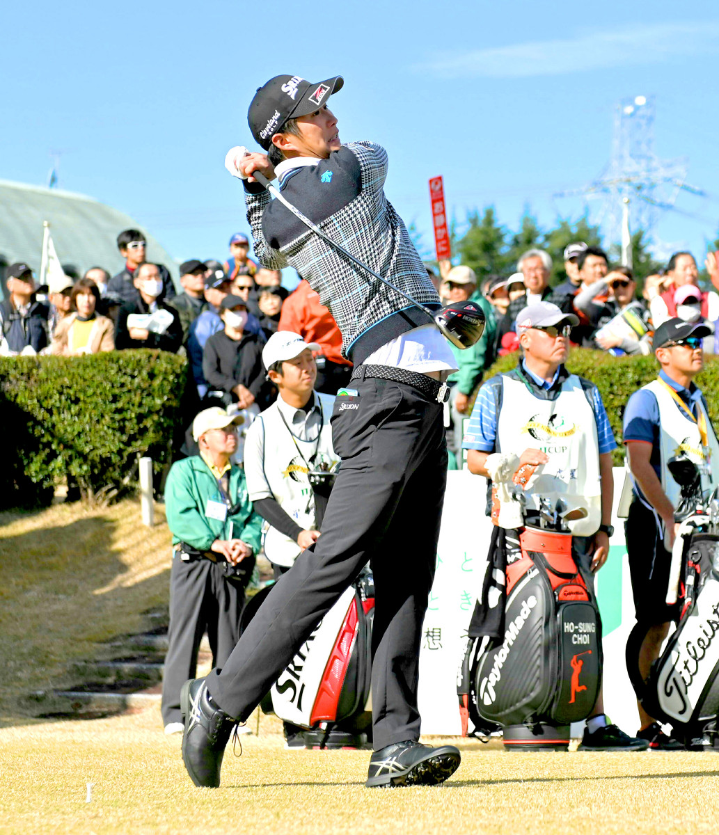 １番ティーショットを放つ星野陸也