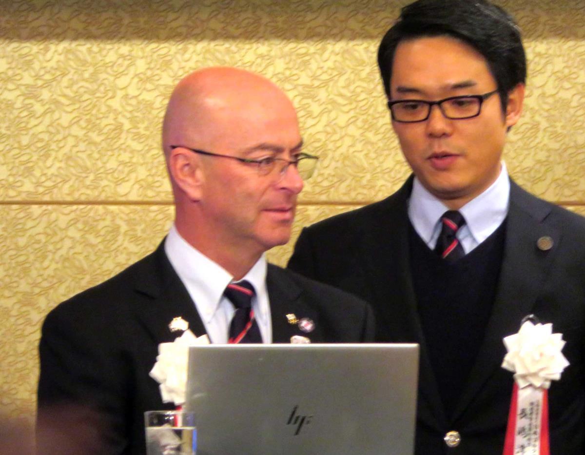 新春講演を行ったゴルフアマチュア日本代表のガース・ジョーンズヘッドコーチ（左）
