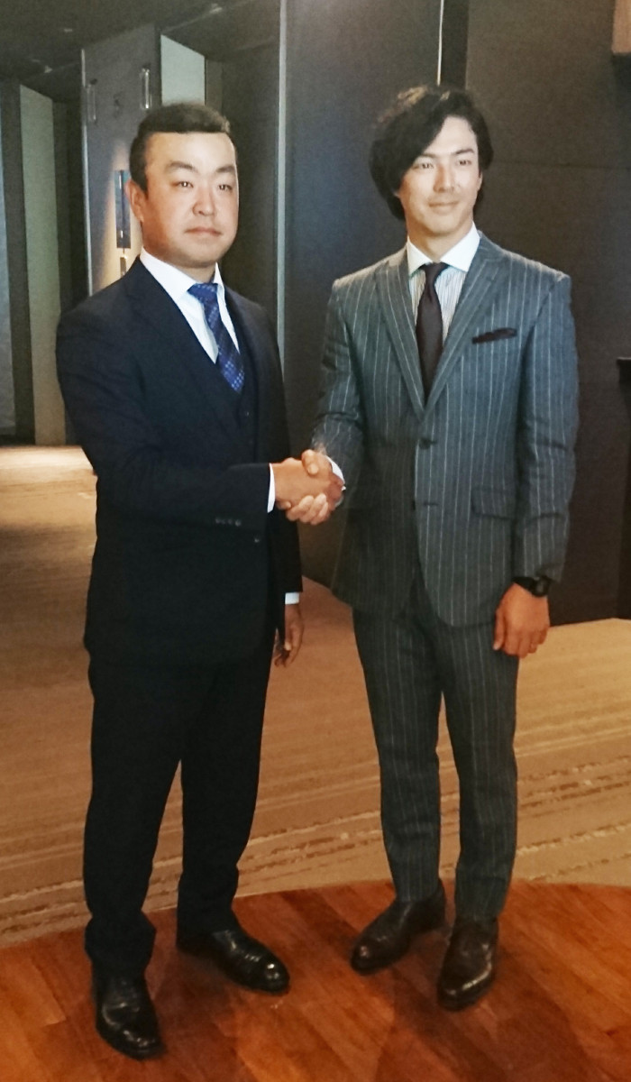 新選手会長に就任した時松隆光（左）と前会長の石川遼