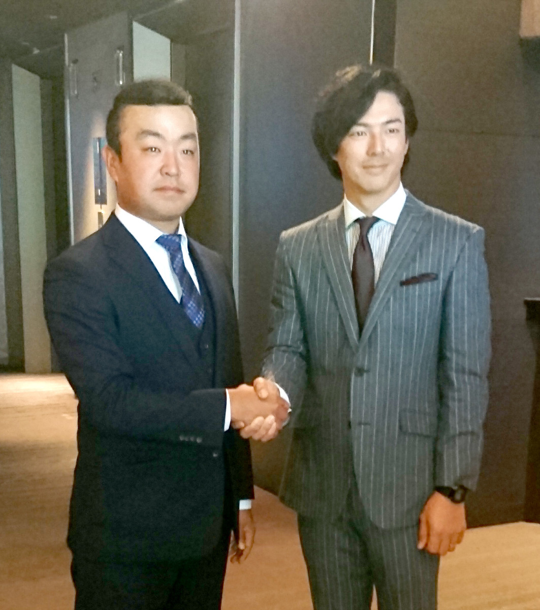 新選手会長に就任した時松（左）と握手する石川前会長