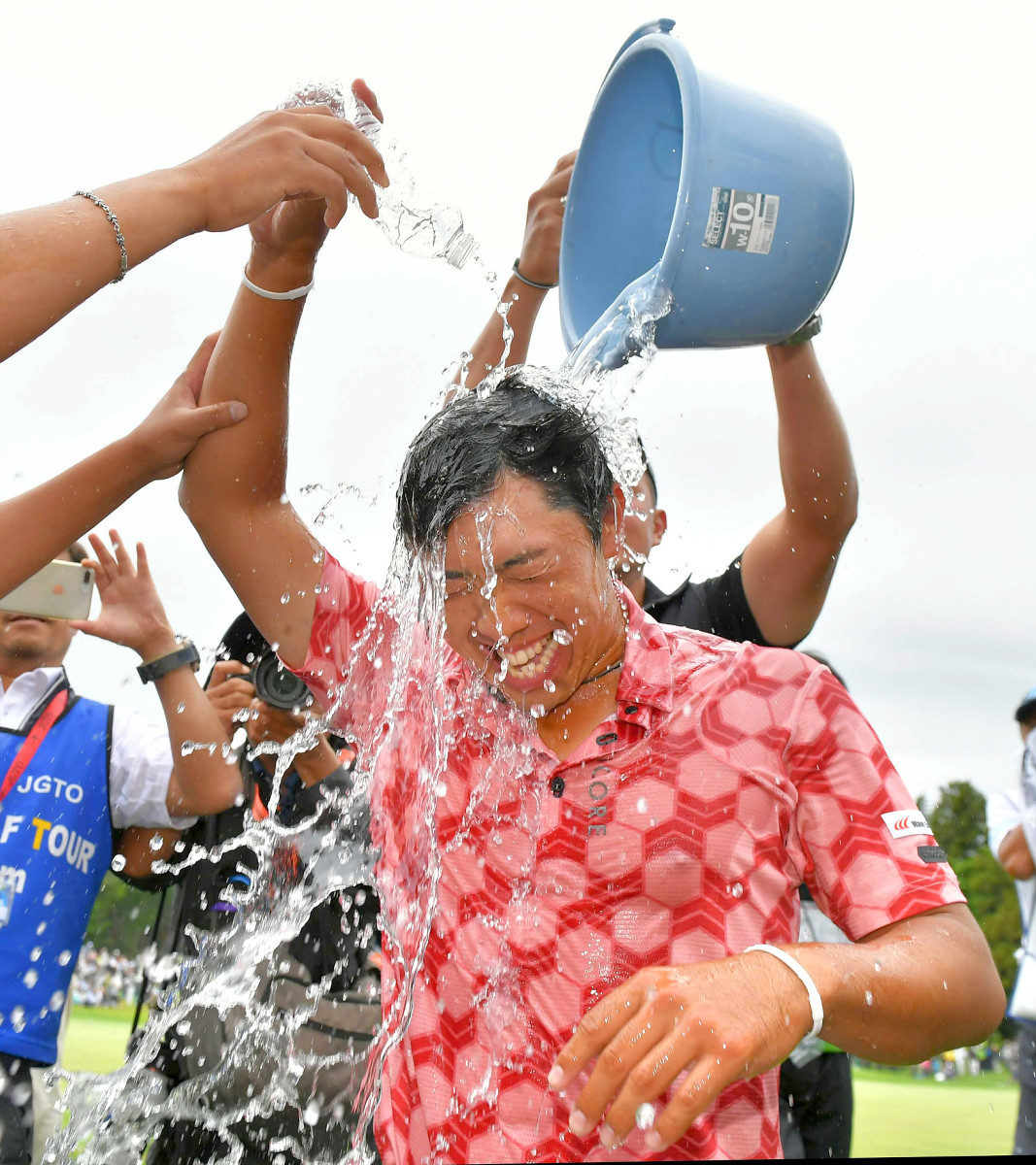 ツアー初優勝を果たし、仲間から水を掛けられる堀川未来夢