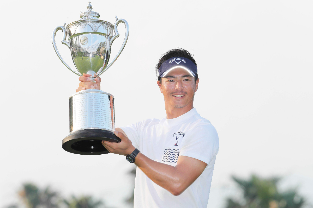 プレーオフを制し優勝を決め、優勝杯を掲げる石川遼（２０１９年７月７日）