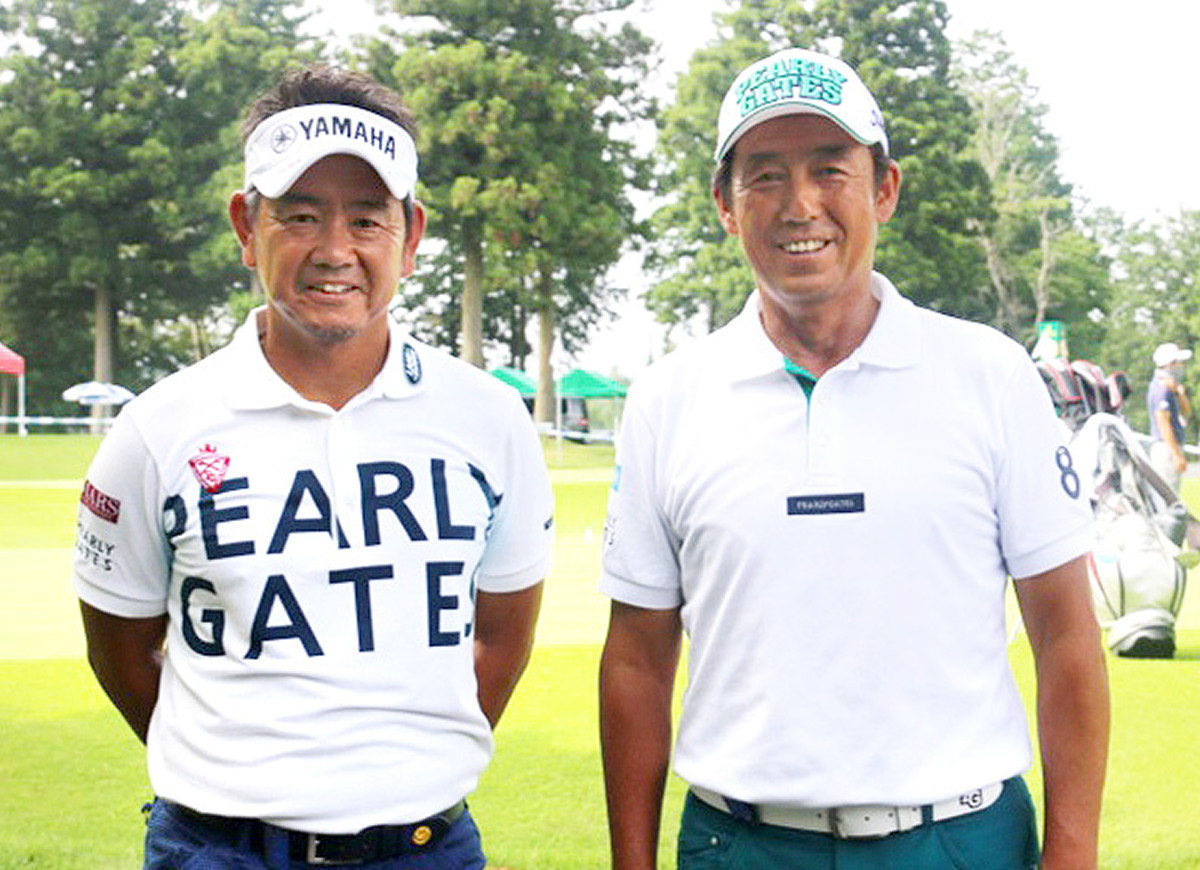 藤田寛之（左）は師匠の芹澤信雄と初日同組（日本プロゴルフ協会提供撮影）