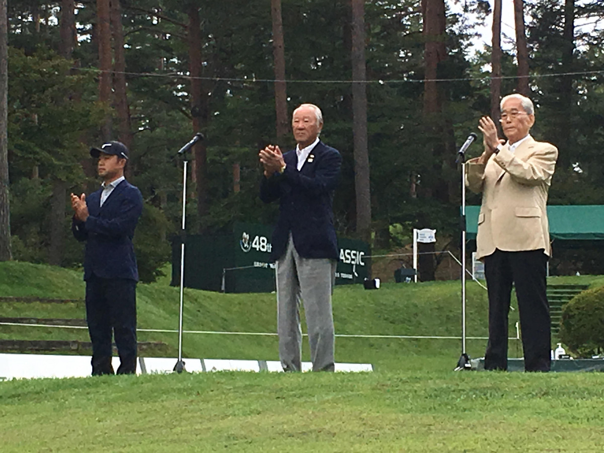 フジサンケイクラシックの開幕セレモニーを行った（左から）男子ゴルフの時松隆光選手会長、青木功日本ゴルフツアー機構、日枝久大会会長