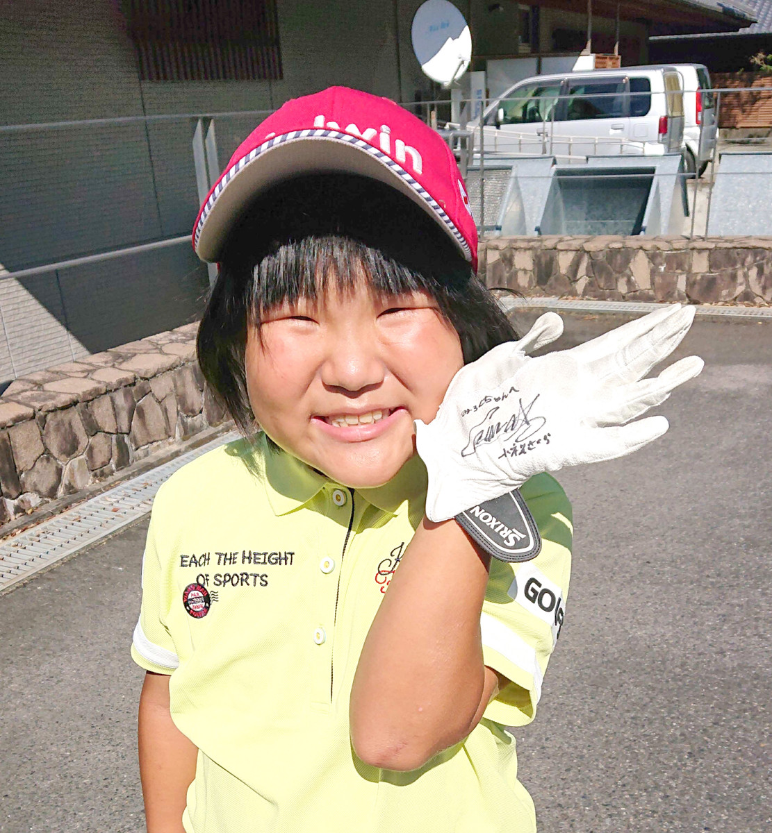 ゴルフ５レディスで圧勝した小祝さくらからサイン入り手袋をプレゼントされた「天才少女」須藤弥勒さん