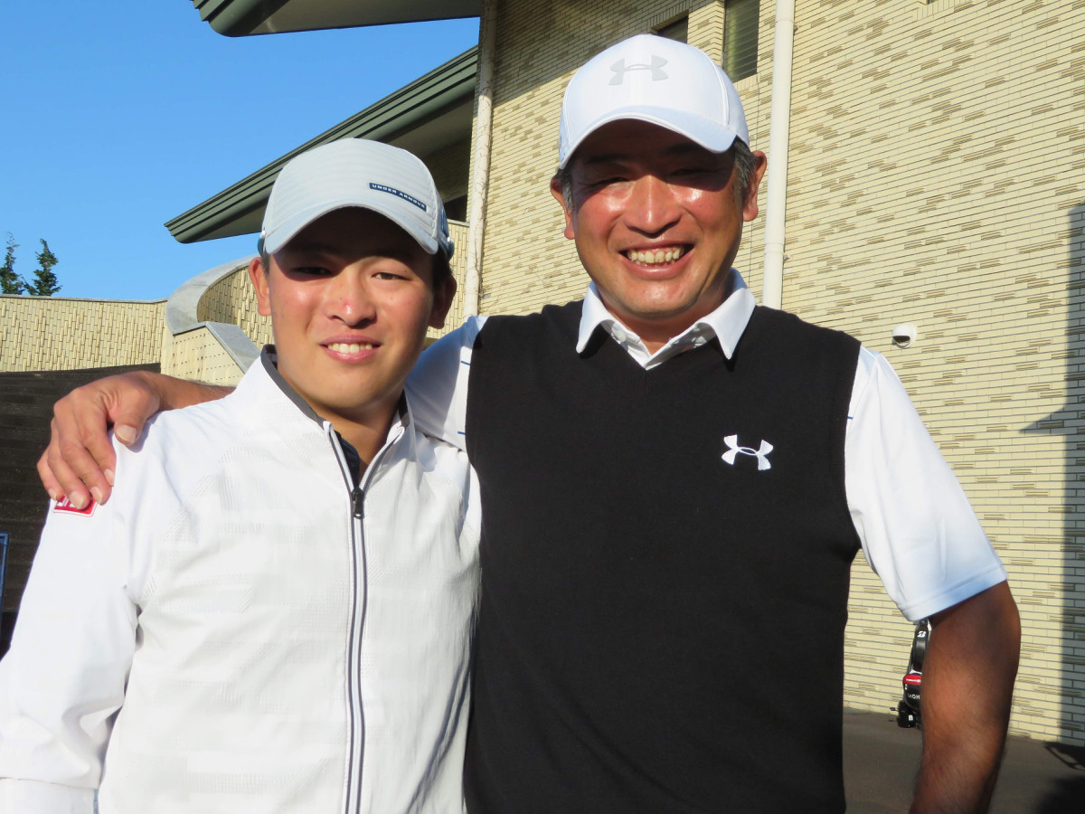 首位と２打差５位と好発進した増田伸洋と長男・康輔キャディー（左）
