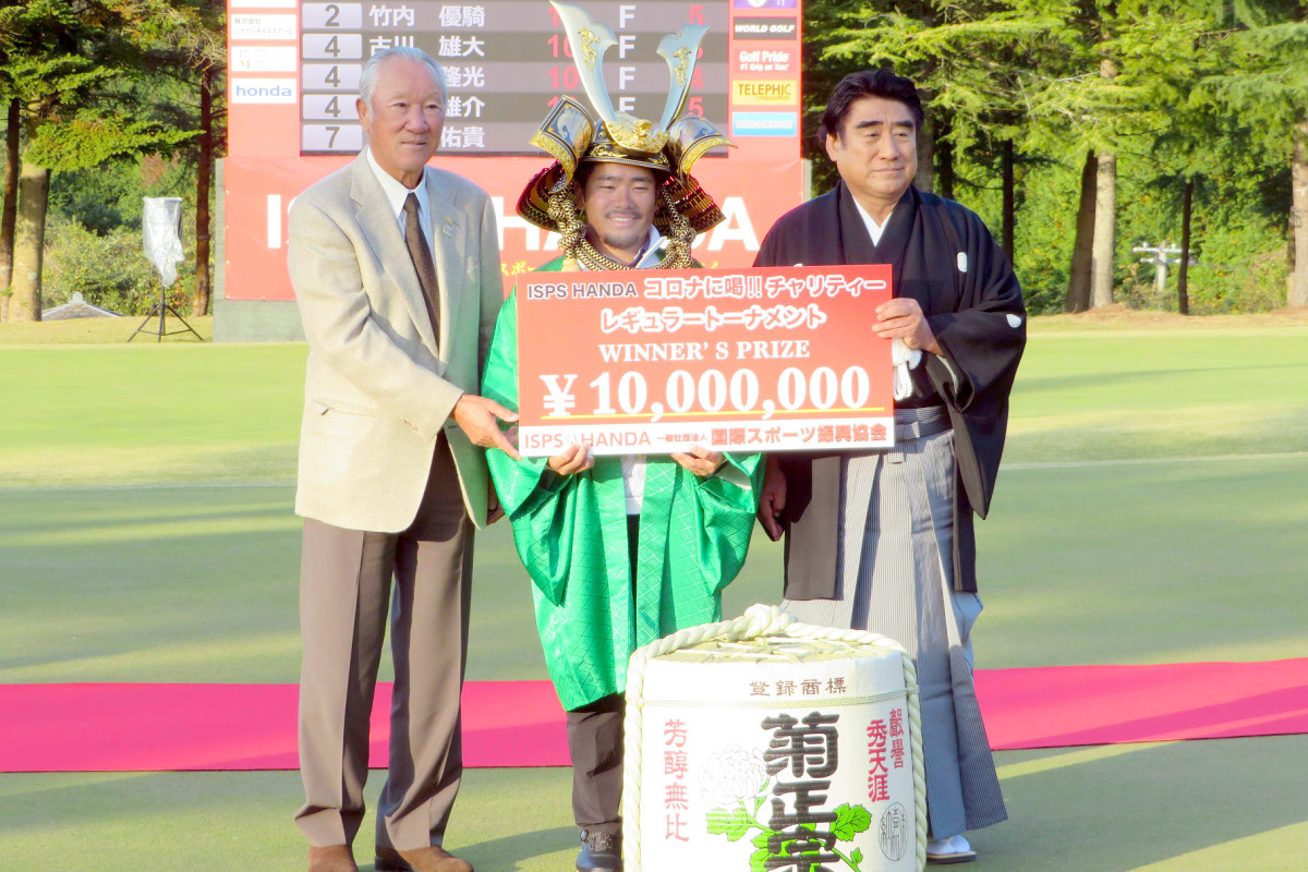 （左から）青木功ＪＧＴＯ会長、優勝した比嘉一貴、半田晴久ＩＳＰＳ会長