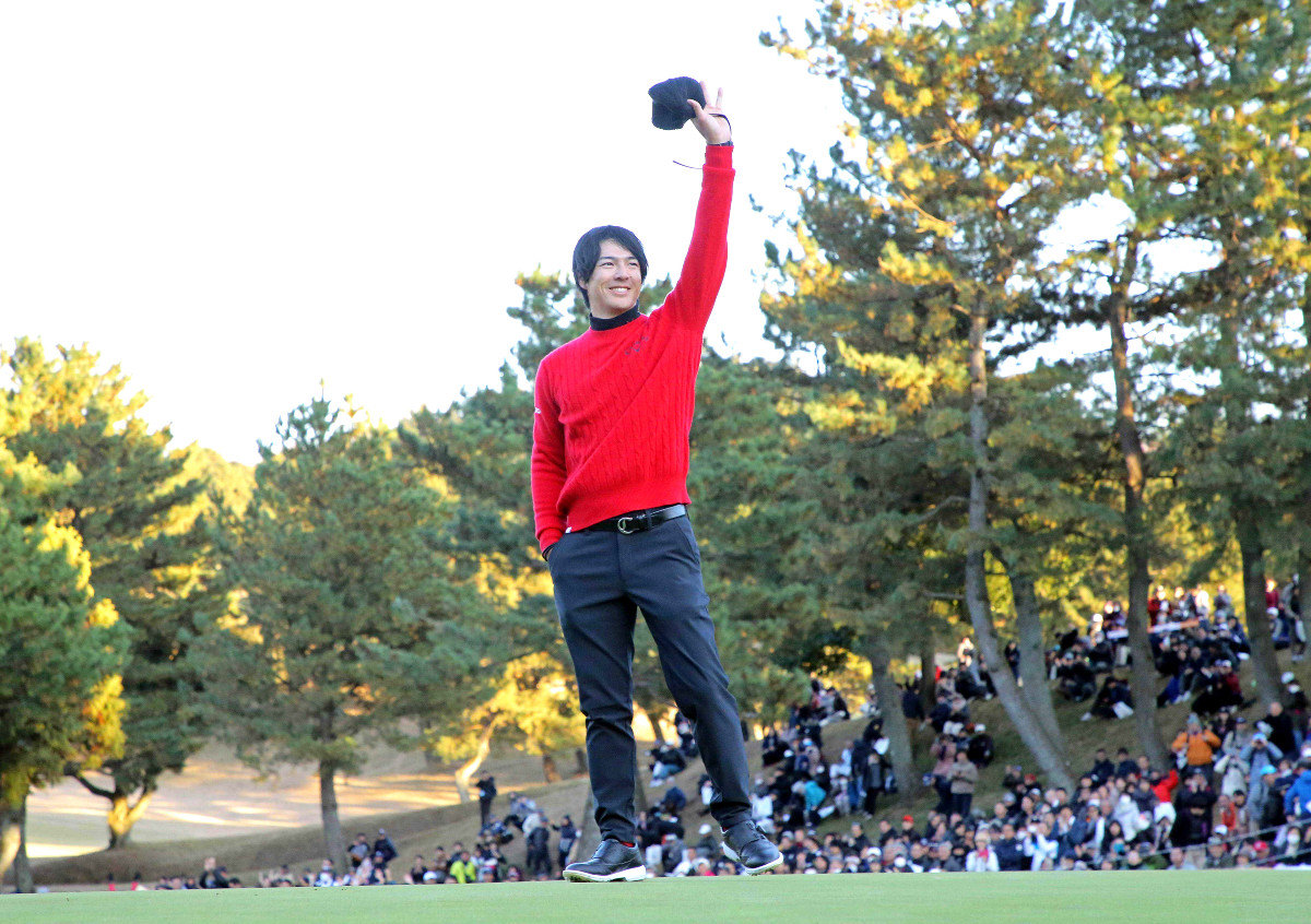 昨年のゴルフ日本シリーズで優勝し、観客の声援に応える石川遼