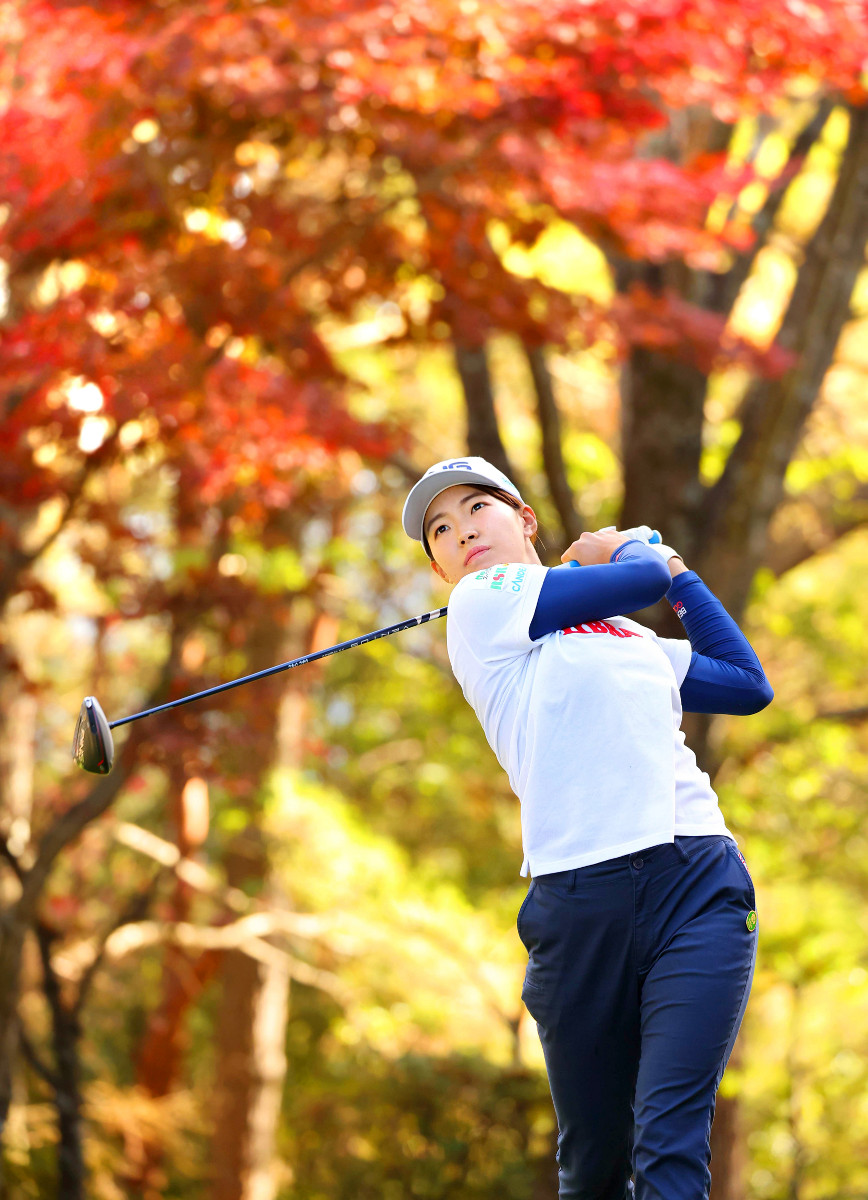 ６番で紅葉をバックにティーショットを放つ渋野日向子。初日３アンダー４位の好スタートを切った（カメラ・豊田　秀一）