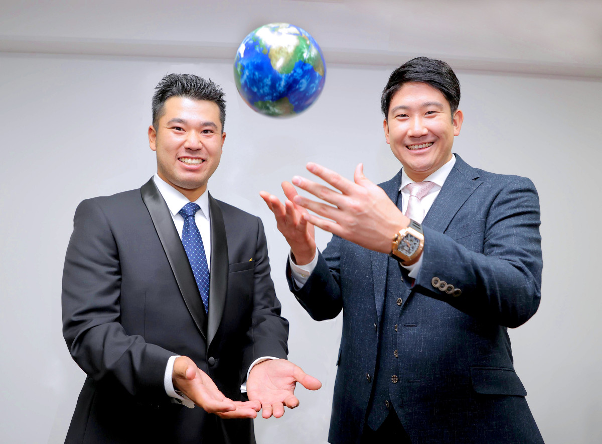 新春対談を行った菅野（右）と松山は、地球柄のボールを手にしながら笑顔を見せた（カメラ・中島　傑）