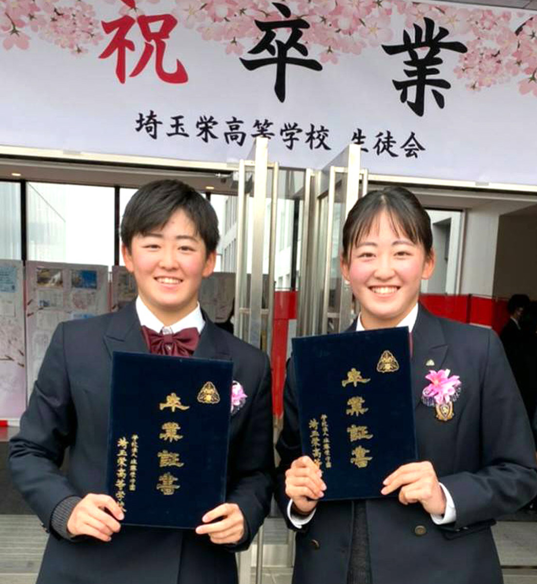 埼玉栄高校を卒業した女子ゴルフの岩井明愛（左）、千怜の双子の姉妹