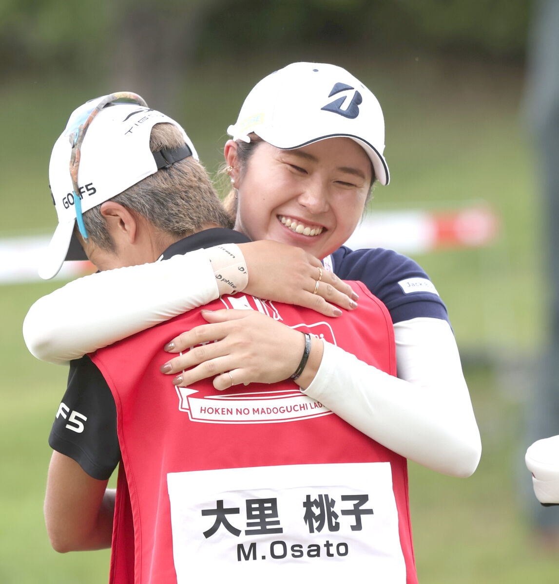 プレーオフの末に優勝し、キャディーと抱き合って喜ぶ大里桃子(カメラ・岩崎 龍一)