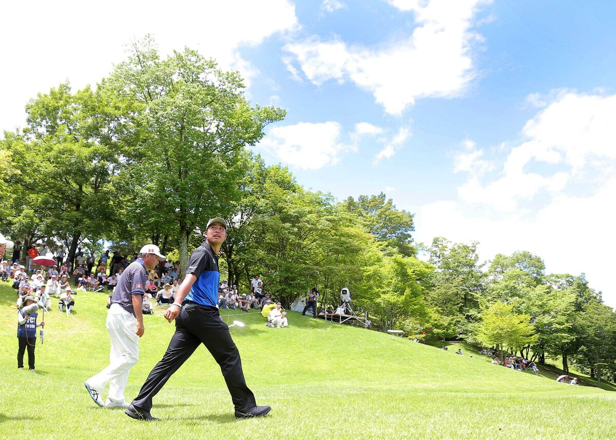 １７番、青空の下グリーンに向かう松山英樹