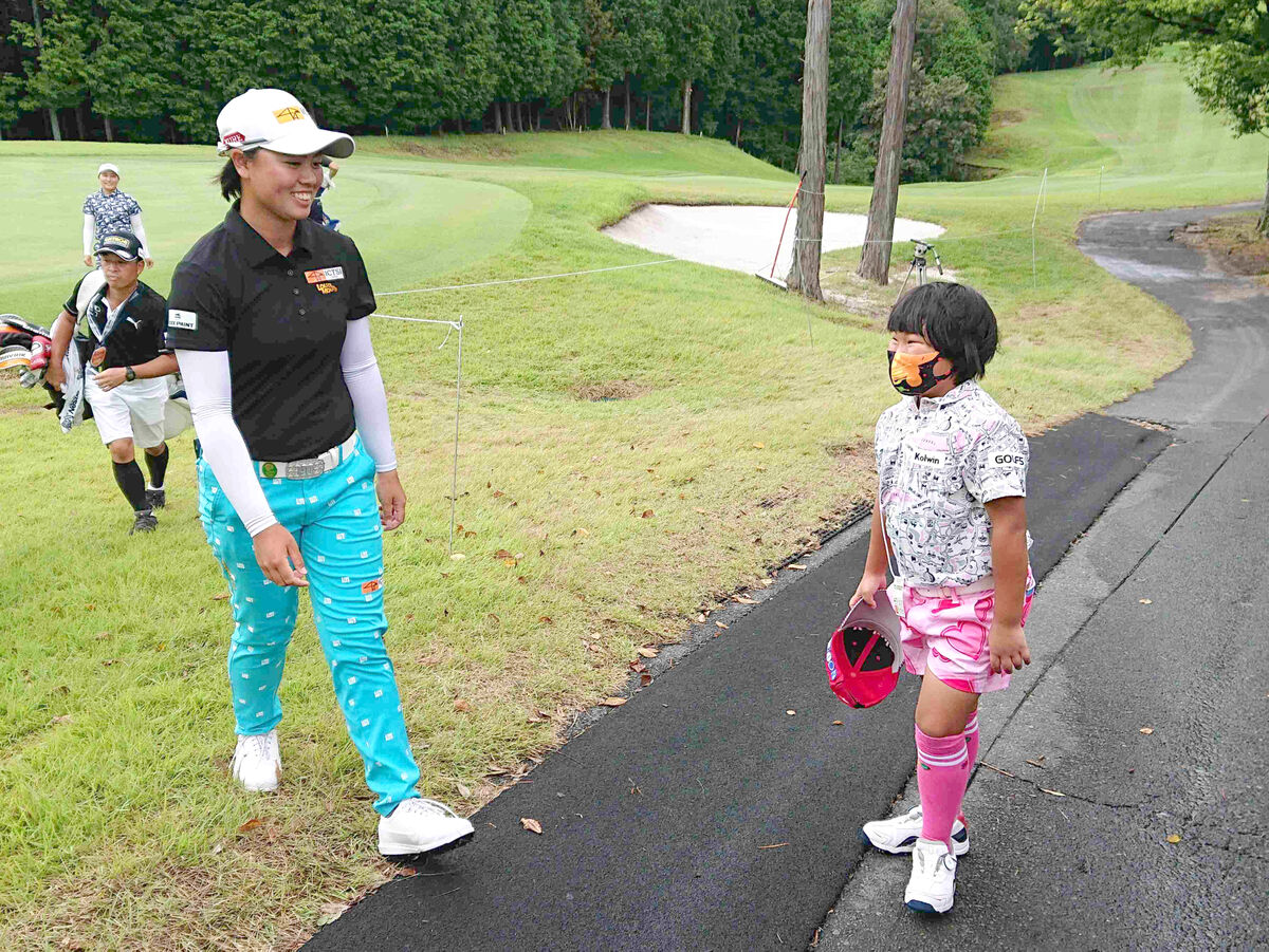 昨年9月のゴルフ5レディスで対面した笹生優花（左）と須藤弥勒さん
