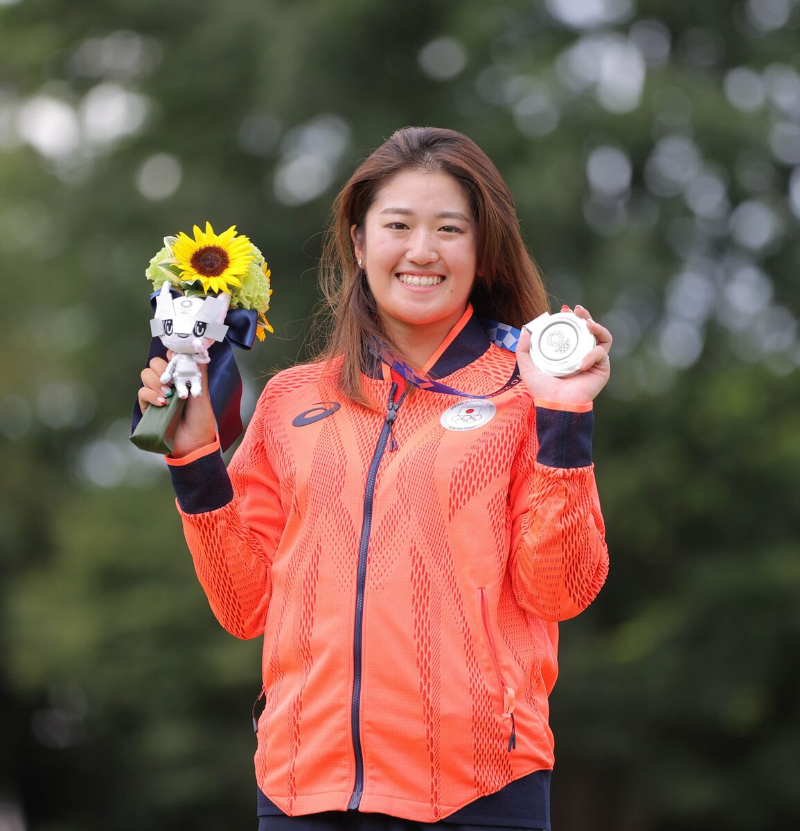 ゴルフ女子で２位となり、銀メダルを手に笑顔を見せる稲見萌寧（カメラ・相川　和寛）