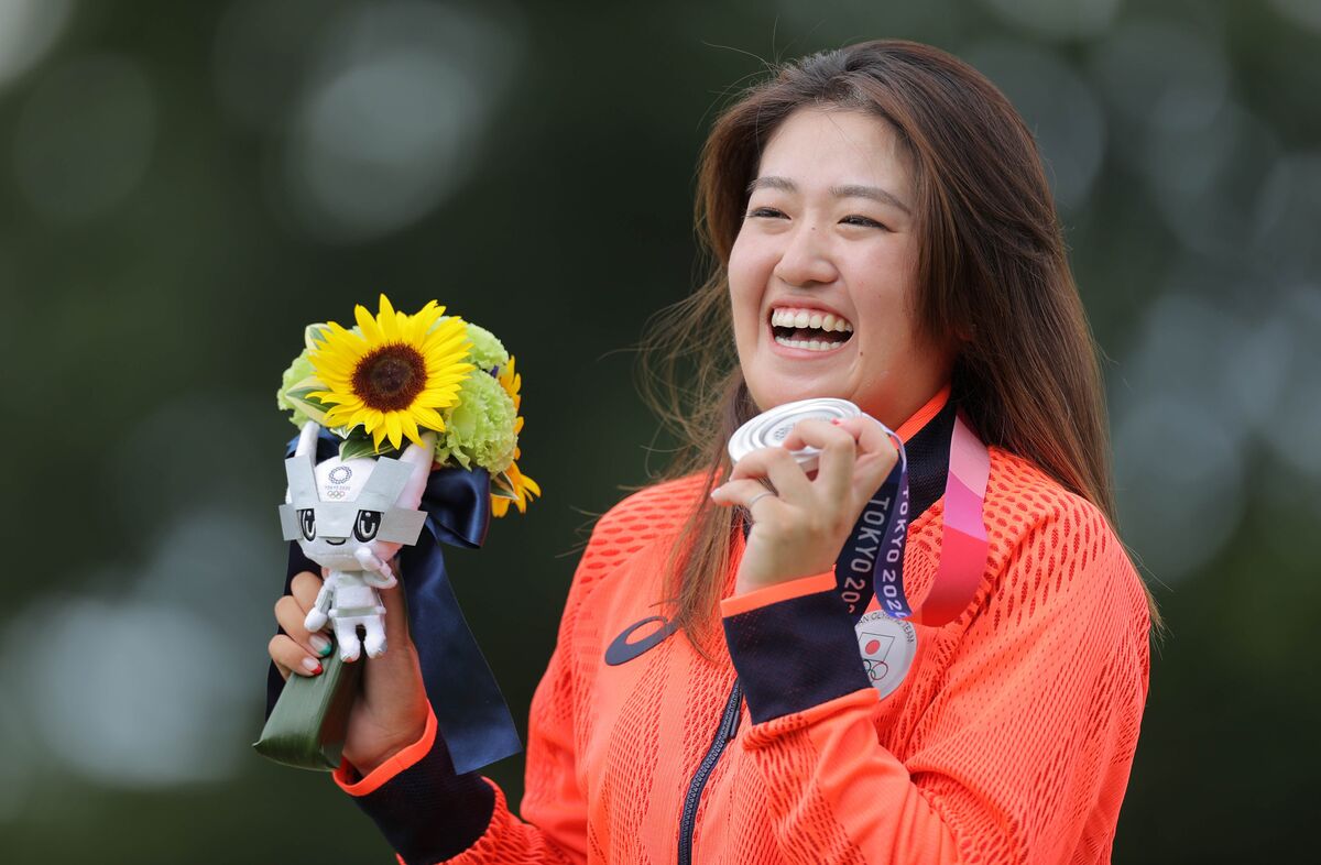 ゴルフ女子で２位となり、銀メダルを手に笑顔を見せる稲見萌寧（カメラ・相川　和寛）
