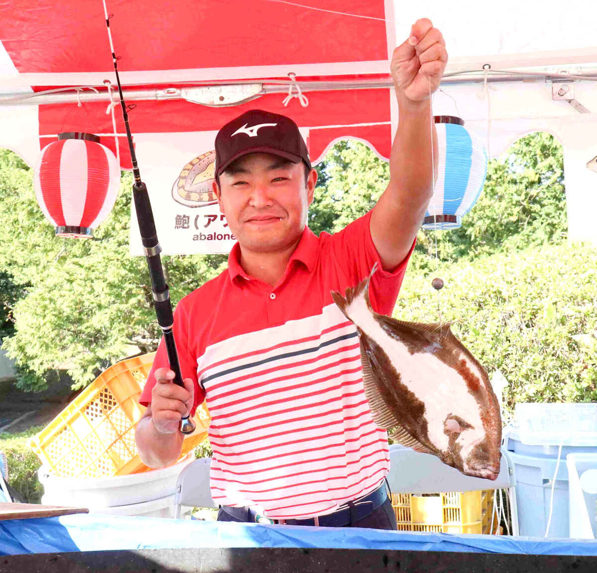 ラウンド後、水槽でヒラメを釣り上げた時松