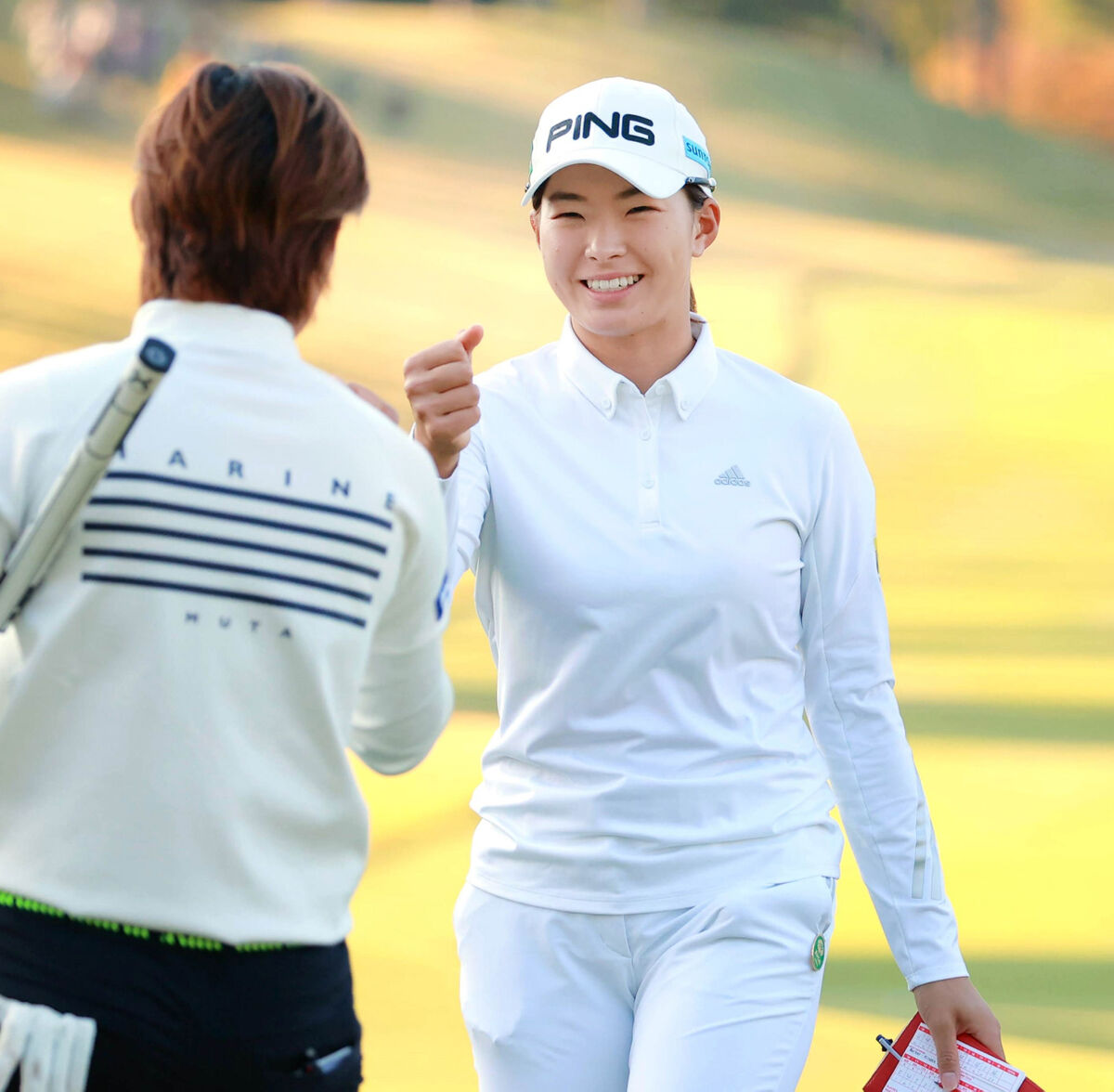 渋野日向子は野澤真央と笑顔でグータッチ